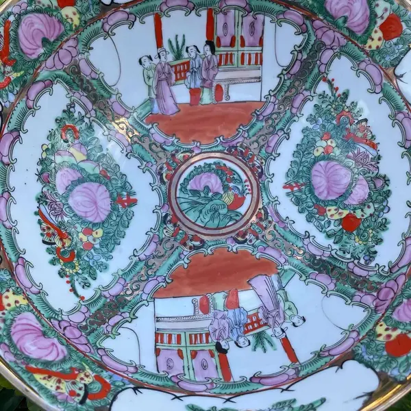 Foto de um(a) Antigo Grande Bowl Centro De Mesa Porcelana Oriental Mandarim, da categoria de Travessas e tigelas. Antigo centro de mesa em porcelana artística Chinesa. Decoração Mandarim, pintado à mão, com filetes de ouro. Meados do... Mostrado de uma perspectiva diferente. Vendido no marketplace Trésors.