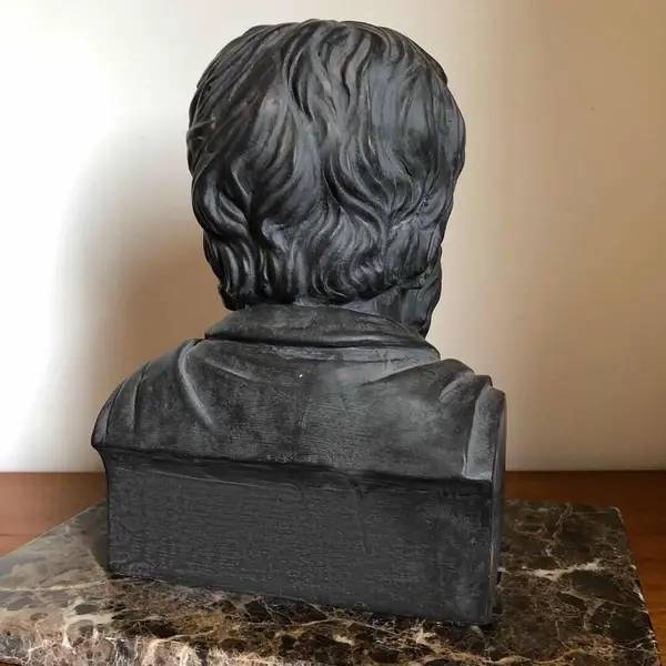 Foto de um(a) Antiga Escultura Busto Grego Tales De Mileto Resina Italiana, da categoria de Escultura. Imponente busto em resina italiana, ricamente moldado e prensado representando Tales de Mileto, foi um filósofo, matemático,... Mostrado de uma perspectiva diferente. Vendido no marketplace Trésors.