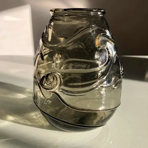 Foto de um(a) Antigo Vaso Jarro Com Peixes Art Deco Josef Inwald Glass, da categoria de Vasos. Josef Inwald - Barolac. Antigo e lindo vaso Tcheco, em vidro artístico, ricamente moldado e prensado com decoração de peixes... Mostrado de uma perspectiva diferente. Vendido no marketplace Trésors.