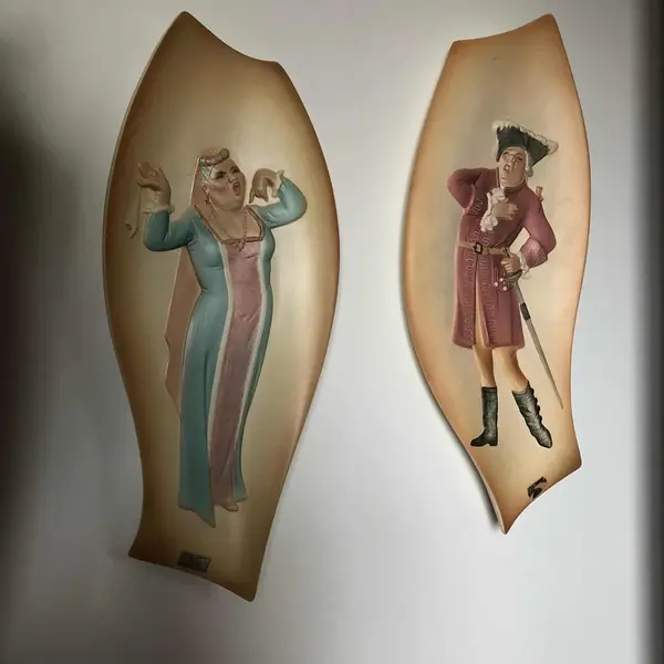 Foto de um(a) Antigo Par De Placas Biscuit Faiança V.I.B.I. Torino Itália, da categoria de Objetos de parede esculturais. Par de grandes e decorativas placas Art Deco em faiança/biscuit feitas à mão, da famosa manufatura V.I.B.I. Torino, Italy.... Mostrado de uma perspectiva diferente. Vendido no marketplace Trésors.