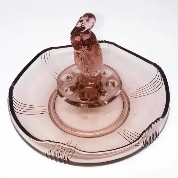 Foto de um(a) Antigo Centro De Mesa Art Deco Pinguim Libochovice Glass, da categoria de Centro de mesa. Libochovice Glass. Antigo centro de mesa/violeteiro em vidro artístico, da famosa manufatura tcheca Libochovice Glass.... Mostrado de uma perspectiva diferente. Vendido no marketplace Trésors.