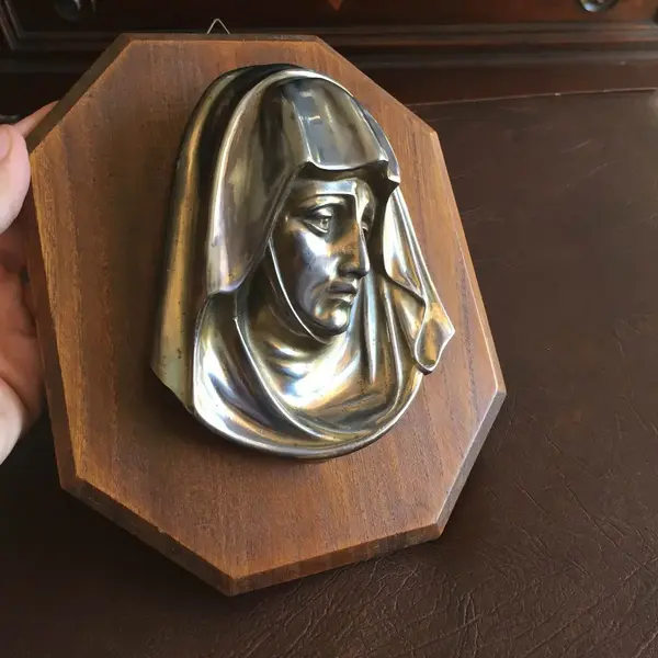 Foto de um(a) Arte Sacra Antigo Quadro Virgem Maria Madeira Pétit Bronze, da categoria de Objetos religiosos e espirituais. Lindo quadro antigo década de 60, em pétit bronze francês, ótima fundição, sob madeira de lei.Medidas: 21x17cm Em perfeito... Mostrado de uma perspectiva diferente. Vendido no marketplace Trésors.