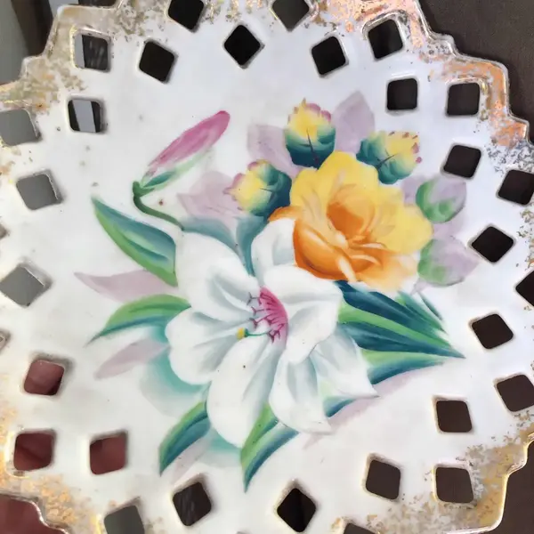 Foto de um(a) Antiga Delicada Fruteirinha Fenestrado Porcelana Alemã, da categoria de Travessas e tigelas. Delicada e pequena fruteira fenestrada em porcelana alemã, com linda decoração floral e filetes em ouro. Medidas 10x18cm. Mostrado de uma perspectiva diferente. Vendido no marketplace Trésors.