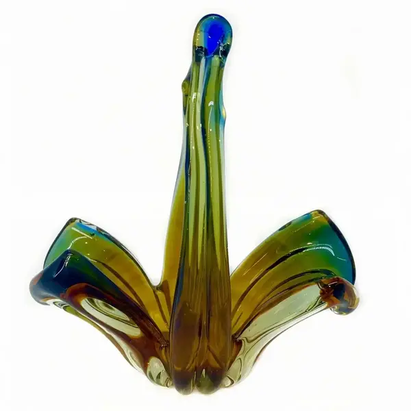 Foto de um(a) Antiguidade Cesta Decorativa Em Murano Italiano Art Deco, da categoria de Cestos e Caixas. Antiga cesta decorativa em legítimo Murano Italiano, peça feita à mão. Lindas cores. Período Art Deco. Medidas 20x19cm. Vendido no marketplace Trésors.