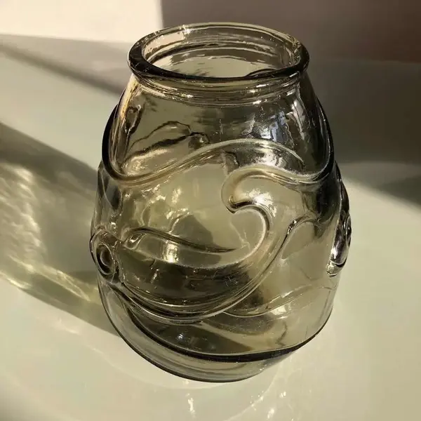 Foto de um(a) Antigo Vaso Jarro Com Peixes Art Deco Josef Inwald Glass, da categoria de Vasos. Josef Inwald - Barolac. Antigo e lindo vaso Tcheco, em vidro artístico, ricamente moldado e prensado com decoração de peixes... Mostrado de uma perspectiva diferente. Vendido no marketplace Trésors.