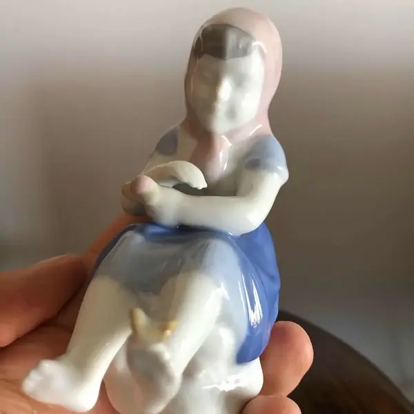 Foto de um(a) Gerold Porcelain Antigo Bibelô Bloco Escultórico Bavaria, da categoria de Escultura. Gerold Porcelain, Bavaria - Germany. Lindinho bloco escultórico representando menina com borboleta, em fina porcelana alemã,... Mostrado de uma perspectiva diferente. Vendido no marketplace Trésors.