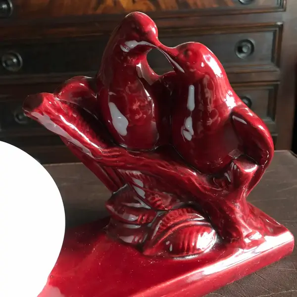 Foto de um(a) Antigo Abajur Bloco Escultórico Art Deco Porcelana Alemã, da categoria de Abajures. Lindo abajur bloco escultórico Art Deco em porcelana alemã, representando casal de pássaros, cúpula em opalina branca.... Mostrado de uma perspectiva diferente. Vendido no marketplace Trésors.