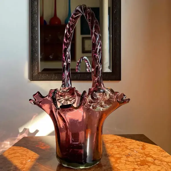 Foto de um(a) Antiga Grande Cesta Art Deco Em Murano Italiano Feito À Mão, da categoria de Cestos e Caixas. Antiga e linda cesta em Murano italiano, feita à mão. Peça muito decorativa. Art Deco. Medidas 35x18cm. Mostrado de uma perspectiva diferente. Vendido no marketplace Trésors.