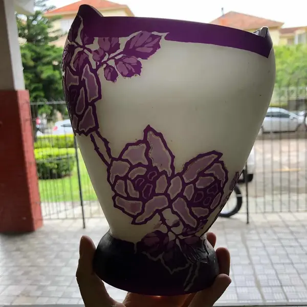Foto de um(a) Antigo Vaso Jarro Francês Em Vidro Cameo Glass Art Nouveau, da categoria de Vasos. Escola Gallé. Cameo Glass. Lindíssimo e imponente vaso francês em vidro artístico, ricamente moldado à mão com flores em... Mostrado de uma perspectiva diferente. Vendido no marketplace Trésors.