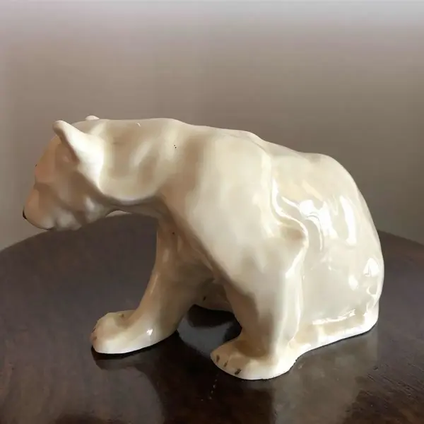 Foto de um(a) Antigo Bloco Escultórico Bibelô De Urso Porcelana Alemã, da categoria de Escultura. Lindo e decorativo bloco escultórico representando urso polar, peça muito colecionável, em fina porcelana alemã. Impecável.... Mostrado de uma perspectiva diferente. Vendido no marketplace Trésors.
