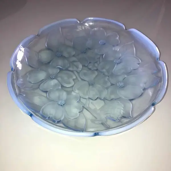 Foto de um(a) Antigo Prato Centro De Mesa Francês Opalescente Sabino Glass, da categoria de Centro de mesa. Sabino Glass. Antigo e grande prato, centro de mesa, feito à mão em vidro artístico francês opalescente, belíssima decoração... Mostrado de uma perspectiva diferente. Vendido no marketplace Trésors.