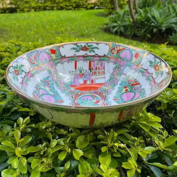 Foto de um(a) Antigo Grande Bowl Centro De Mesa Porcelana Oriental Mandarim, da categoria de Travessas e tigelas. Antigo centro de mesa em porcelana artística Chinesa. Decoração Mandarim, pintado à mão, com filetes de ouro. Meados do... Mostrado de uma perspectiva diferente. Vendido no marketplace Trésors.
