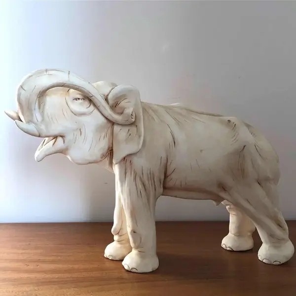 Foto de um(a) Antiga Grande Escultura Elefante Art Deco Faiança Tcheco (Usado), da categoria de Escultura. Grande escultura em faiança de procedência Czechoslovakia, representando elefante com a tromba levantada, que simboliza o... Mostrado de uma perspectiva diferente. Vendido no marketplace Trésors.