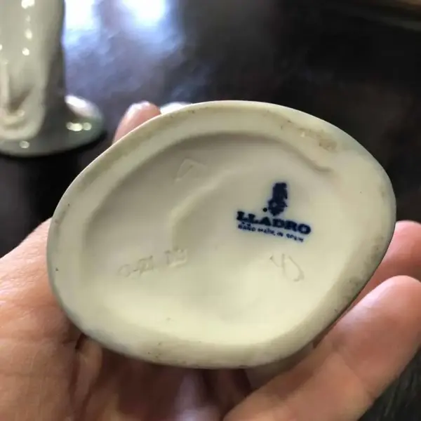Foto de um(a) Antigo Par De Esculturas De Pato Porcelana Espanhola Lladró, da categoria de Escultura. Lladró. Antigo par de esculturas, representando casal se patos, feitos à mão em porcelana artística espanhola, da famosa... Mostrado de uma perspectiva diferente. Vendido no marketplace Trésors.