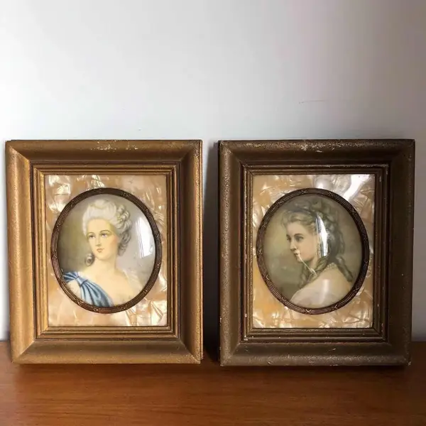 Foto de um(a) Antigos Finos Quadrinhos Camafeus Portrait Italianas, da categoria de Gravuras. Conjunto com 03 antigos quadrinhos camafeus, com gravura italiana antiga, moldura em madeira dourada, com paspatur em... Mostrado de uma perspectiva diferente. Vendido no marketplace Trésors.