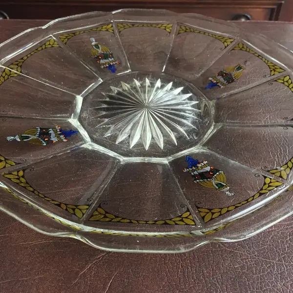 Foto de um(a) Antigo Centro De Mesa Em Cristal Francês Com Cenas Galantes, da categoria de Centro de mesa. Cristal francês com linda pintura de damas antigas feita à mão. Em perfeito estado!Diâmetro: 29cm. Mostrado de uma perspectiva diferente. Vendido no marketplace Trésors.