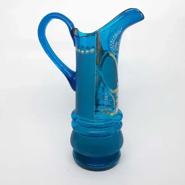 Foto de um(a) Antiga Grande Jarra Em Vidro Veneziano Azul Art Nouveau, da categoria de Jarros. Antiga e grande jarra artística em vidro veneziano soufflé gomado, pintada à mão, decoração floral com esmalte branco e fios... Mostrado de uma perspectiva diferente. Vendido no marketplace Trésors.