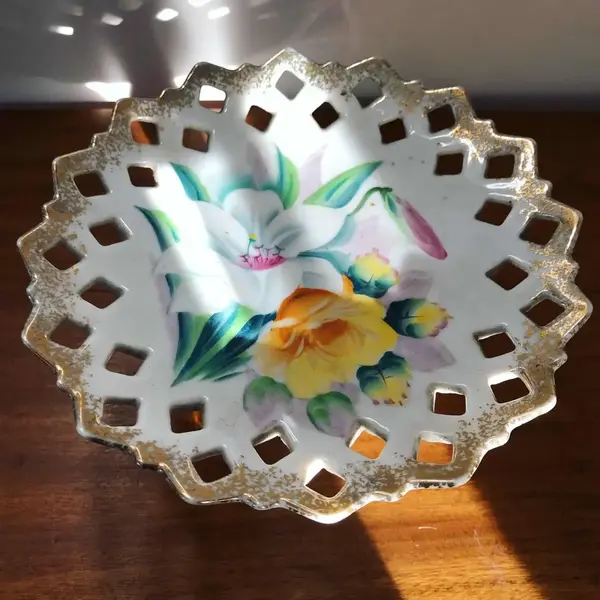 Foto de um(a) Antiga Delicada Fruteirinha Fenestrado Porcelana Alemã, da categoria de Travessas e tigelas. Delicada e pequena fruteira fenestrada em porcelana alemã, com linda decoração floral e filetes em ouro. Medidas 10x18cm. Mostrado de uma perspectiva diferente. Vendido no marketplace Trésors.