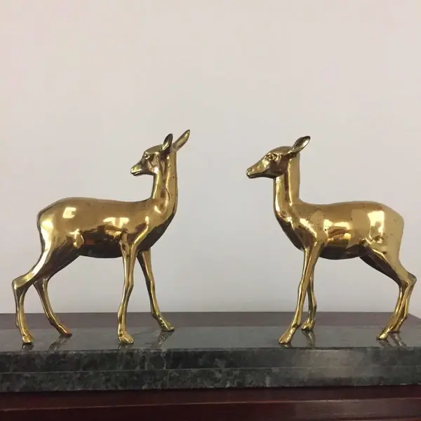 Foto de um(a) Antiga Escultura Francesa Alces Veados Em Bronze Art Deco, da categoria de Escultura. Imponente e perfeito bloco Art Deco com figuras de veados em bronze, base em mármore italiano. França, meados de... Mostrado de uma perspectiva diferente. Vendido no marketplace Trésors.