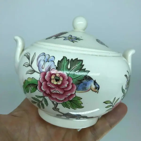 Foto de um(a) Antigo Açucareiro Leiteira Porcelana Inglesa Wedgwood, da categoria de Leiteira. Wedgwood. Açucareiro e leiteira em finíssima porcelana inglesa, manufatura Wedgwood. Com linda decoração floral feita à mão... Mostrado de uma perspectiva diferente. Vendido no marketplace Trésors.