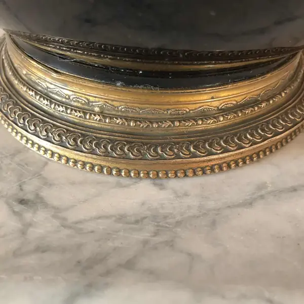 Foto de um(a) Antigo Vaso Jarro Ânfora Clássico Porcelana Sarreguemines, da categoria de Vasos. Importante vaso azul artístico em porcelana francesa Sarreguemines, pintado à mão e ornamentado com bronze. Peça toda... Mostrado de uma perspectiva diferente. Vendido no marketplace Trésors.