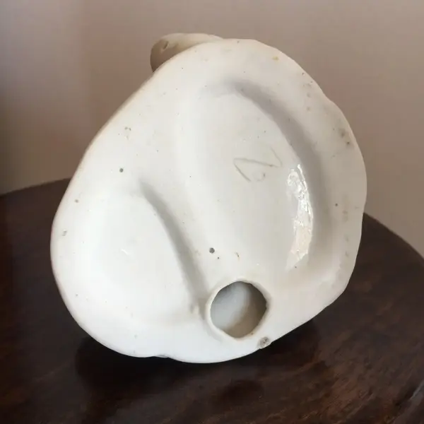 Foto de um(a) Antigo Bibelô Bloco Escultórico Pato Em Porcelana Alemã, da categoria de Escultura. Em perfeito estado.Alt : 17cm Larg : 12cm. Mostrado de uma perspectiva diferente. Vendido no marketplace Trésors.