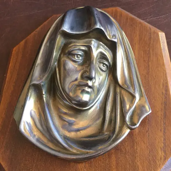 Foto de um(a) Arte Sacra Antigo Quadro Virgem Maria Madeira Pétit Bronze, da categoria de Objetos religiosos e espirituais. Lindo quadro antigo década de 60, em pétit bronze francês, ótima fundição, sob madeira de lei.Medidas: 21x17cm Em perfeito... Mostrado de uma perspectiva diferente. Vendido no marketplace Trésors.