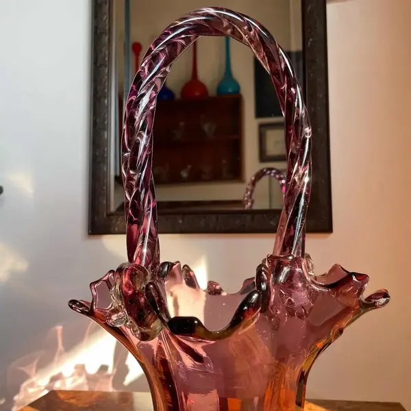 Foto de um(a) Antiga Grande Cesta Art Deco Em Murano Italiano Feito À Mão, da categoria de Cestos e Caixas. Antiga e linda cesta em Murano italiano, feita à mão. Peça muito decorativa. Art Deco. Medidas 35x18cm. Mostrado de uma perspectiva diferente. Vendido no marketplace Trésors.