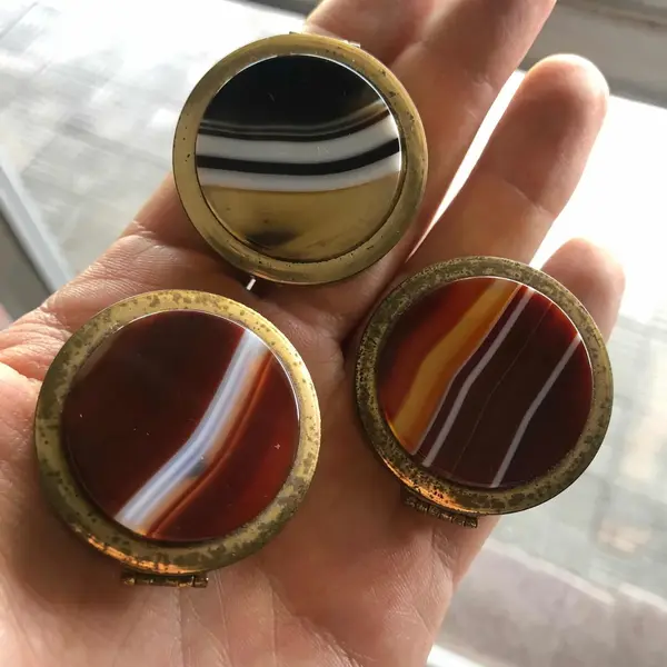 Foto de um(a) Coleção Com 6 Caixinhas Porta Comprimido Com Pedra Ágata, da categoria de Cestos e Caixas. Conjunto com 6 caixinhas de coleção ou porta comprimidos, com armação em metal dourado, e tampa com legítima pedra... Mostrado de uma perspectiva diferente. Vendido no marketplace Trésors.