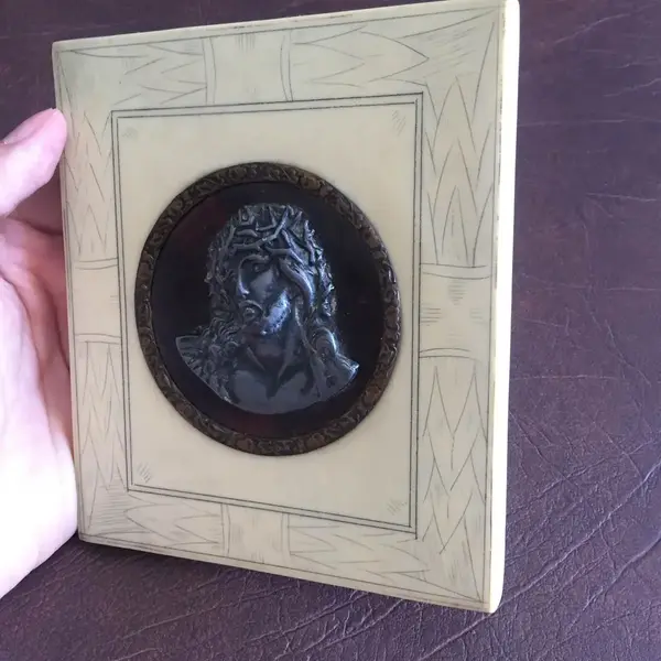 Foto de um(a) Arte Sacra Antigo Quadro Cristo Em Pétit Bronze Francês, da categoria de Objetos religiosos e espirituais. Lindo quadrinho com moldura de marfim trabalhado e medalhão de Cristo em pétit bronze francês, com couro e argola em bronze.... Mostrado de uma perspectiva diferente. Vendido no marketplace Trésors.