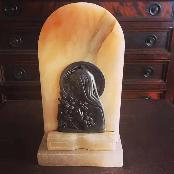 Foto de um(a) Arte Sacra Antiga Luminária Abajur Alabastro Santa Terezinha, da categoria de Abajures. Arte sacra antiga. Magnífica luminária francesa de alabastro/mármore com placa de Santa Terezinha em pétit bronze francês.... Mostrado de uma perspectiva diferente. Vendido no marketplace Trésors.