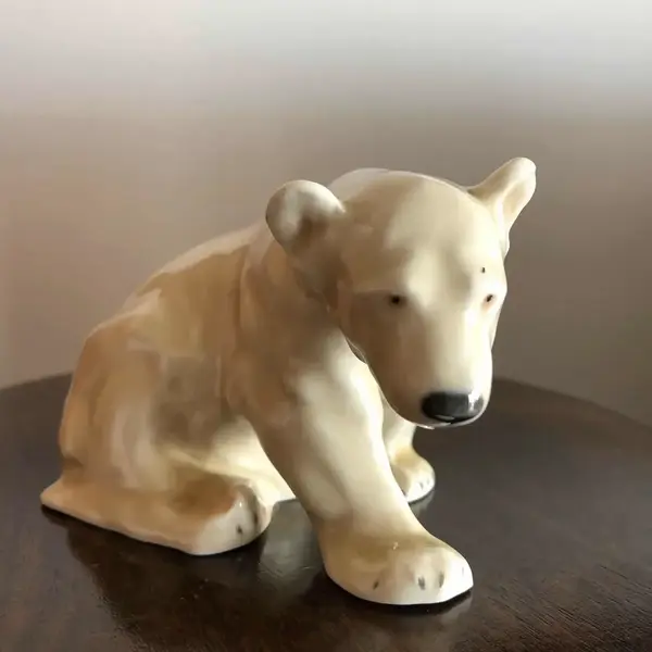 Foto de um(a) Antigo Bloco Escultórico Bibelô De Urso Porcelana Alemã, da categoria de Escultura. Lindo e decorativo bloco escultórico representando urso polar, peça muito colecionável, em fina porcelana alemã. Impecável.... Mostrado de uma perspectiva diferente. Vendido no marketplace Trésors.
