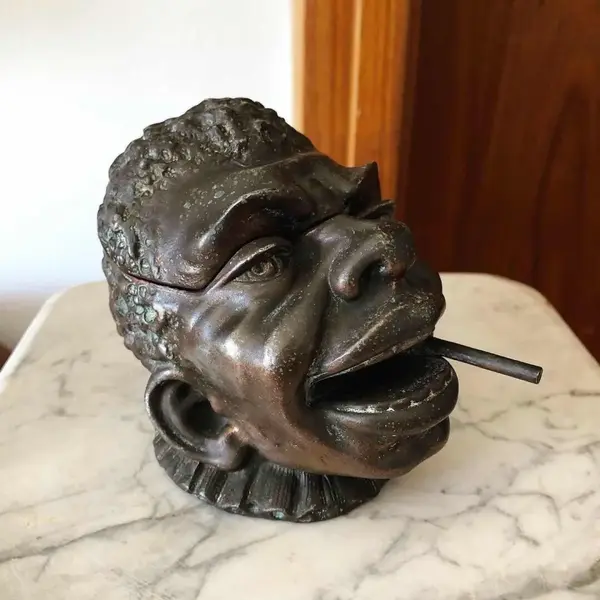 Foto de um(a) Antiga Rara Escultura e Caixa de Fumo Busto Homem em Bronze, da categoria de Escultura. Antiga e inusitada Caixa para guardar fumo, representando busto de homem negro com cigarro, feito em bronze de excelente... Mostrado de uma perspectiva diferente. Vendido no marketplace Trésors.