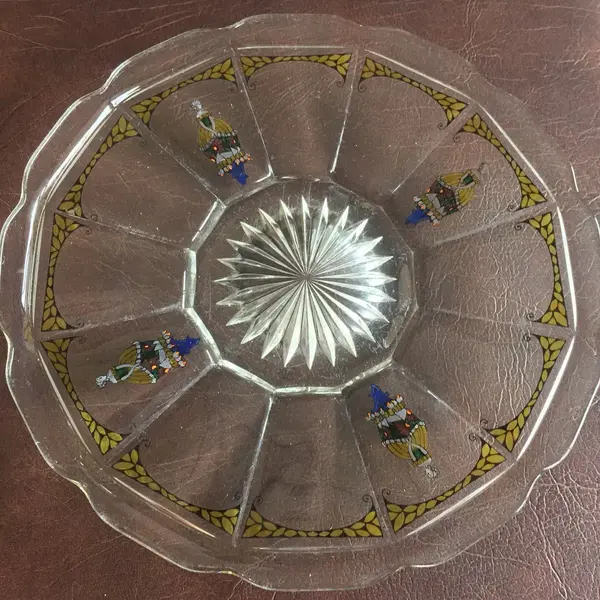 Foto de um(a) Antigo Centro De Mesa Em Cristal Francês Com Cenas Galantes, da categoria de Centro de mesa. Cristal francês com linda pintura de damas antigas feita à mão. Em perfeito estado!Diâmetro: 29cm. Mostrado de uma perspectiva diferente. Vendido no marketplace Trésors.
