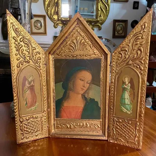 Foto de um(a) Arte Sacra Antigo Raro Oratório Tríptico Em Madeira E Ouro, da categoria de Objetos religiosos e espirituais. Arte Sacra. Antigo e lindo oratório tríptico. Madeira policromada com ouro, com detalhes pintados à mão. Século XX. Medidas... Mostrado de uma perspectiva diferente. Vendido no marketplace Trésors.