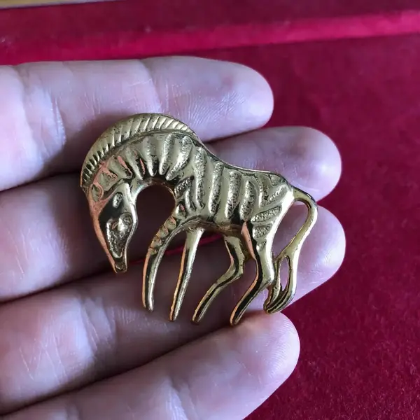 Foto de um(a) Antigo Broche De Zebra Dourado Estilo Art Deco, da categoria de Outros colecionáveis. Com aproximadamente 2cm. Mostrado de uma perspectiva diferente. Vendido no marketplace Trésors.