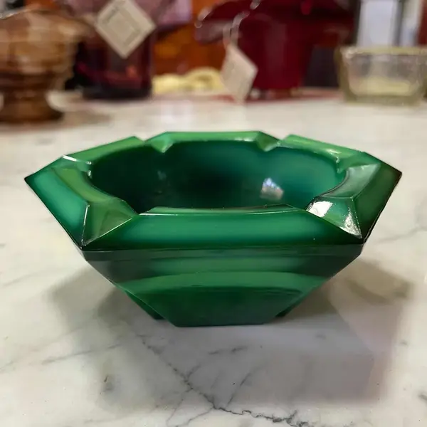 Foto de um(a) Antigo Cinzeiro Tcheco Art Deco Vidro Jade Malaquita Glass, da categoria de Cinzeiros. Malachite Glass. Ingrid Glass by Heinrich Hoffmann. Antigo e charmoso cinzeiro em vidro artístico de malaquita, ou como... Mostrado de uma perspectiva diferente. Vendido no marketplace Trésors.