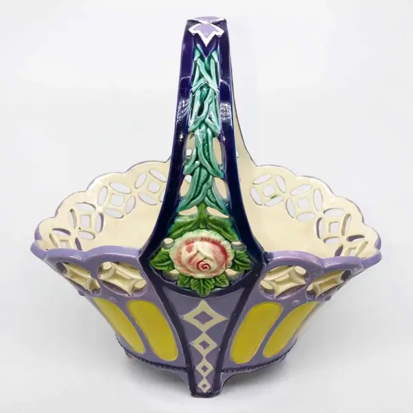 Foto de um(a) Antiga Cesta Art Nouveau Faiança Majolica Tcheca Eichwald, da categoria de Cestos e Caixas. Eichwald, importante manufatura fundada em 1871. Antiga e rara cesta em majolica/faiança tcheca, linda coloração e decoração... Mostrado de uma perspectiva diferente. Vendido no marketplace Trésors.
