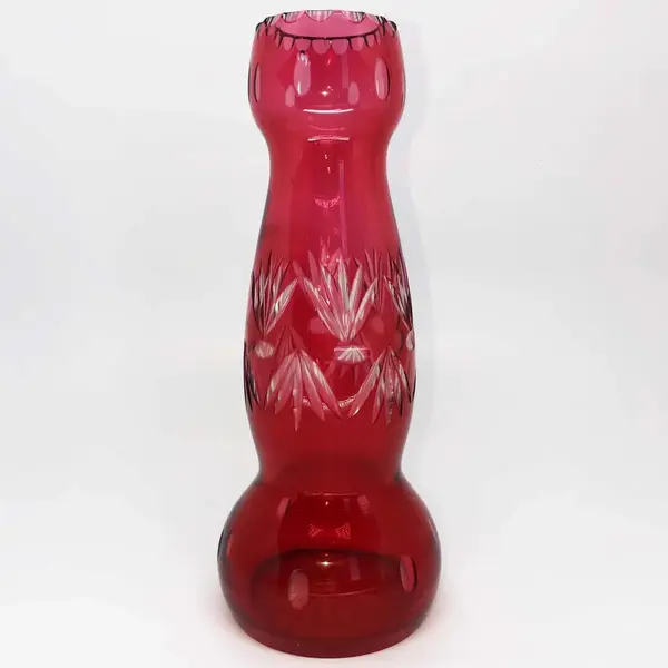 Foto de um(a) Antigo Raro Vaso Art Deco Cristal Francês Baccarat Vermelho, da categoria de Vasos. Baccarat. Antigo e diferente vaso em cristal francês, ricamente lapidado à mão. Peça muito incomum, devido ao seu formato,... Mostrado de uma perspectiva diferente. Vendido no marketplace Trésors.