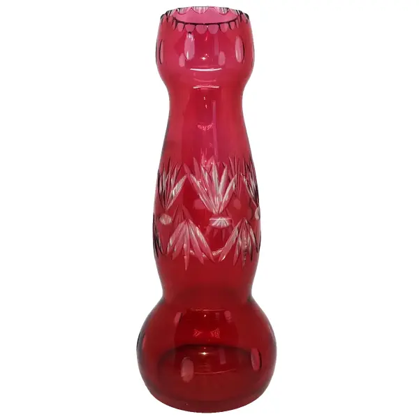 Foto de um(a) Antigo Raro Vaso Art Deco Cristal Francês Baccarat Vermelho, da categoria de Vasos. Baccarat. Antigo e diferente vaso em cristal francês, ricamente lapidado à mão. Peça muito incomum, devido ao seu formato,... Vendido no marketplace Trésors.