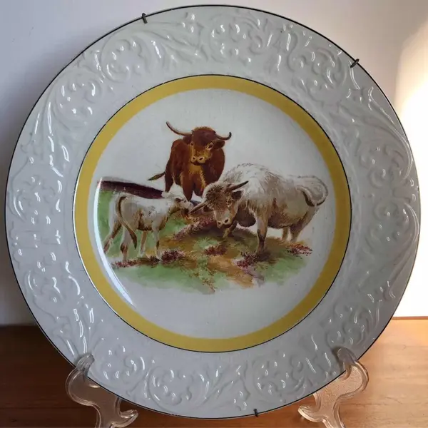 Foto de um(a) Antigo Grande Prato Medalhão Porcelana Inglesa Ivory Ware, da categoria de Pratos Decorativos. Wood’s Ivory Ware - England. Grande prato medalhão de parede em fina porcelana inglesa, com linda decoração rural com casal... Mostrado de uma perspectiva diferente. Vendido no marketplace Trésors.