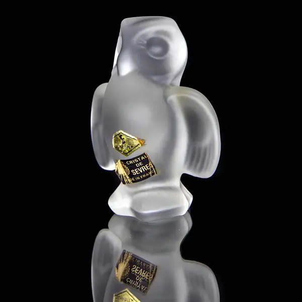 Foto de um(a) Antiga Escultura De Coruja Art Deco Cristal Francês Sèvres, da categoria de Escultura. Sèvres - France. Antiga e pequena escultura de coleção e também pode ser um peso de papel, em cristal francês da renomada... Mostrado de uma perspectiva diferente. Vendido no marketplace Trésors.