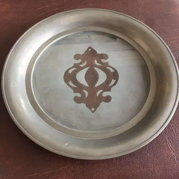 Foto de um(a) Bandeja De Estanho Com Vidro Cristal Satiné, da categoria de Bandejas. Diferente, imponente e pesada bandeja, em perfeito estado.Medidas 28x20cm. Mostrado de uma perspectiva diferente. Vendido no marketplace Trésors.