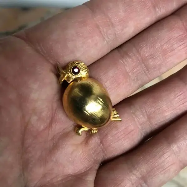 Foto de um(a) Antigo Broche Francês De Pássaro Dourado Com Pedra Vermelha, da categoria de Outros colecionáveis. Banhado a ouro. Muito bem conservado.Década de 1970.Aproximadamente 3cm. Mostrado de uma perspectiva diferente. Vendido no marketplace Trésors.