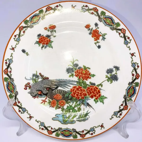 Foto de um(a) Antigo Prato Decorativo Porcelana Inglesa John Haddock & Sons, da categoria de Pratos Decorativos. John Haddock & Sons - Royal Vitreous. Antigo prato em porcelana inglesa, belíssima decoração floral com pavões. Início do... Mostrado de uma perspectiva diferente. Vendido no marketplace Trésors.