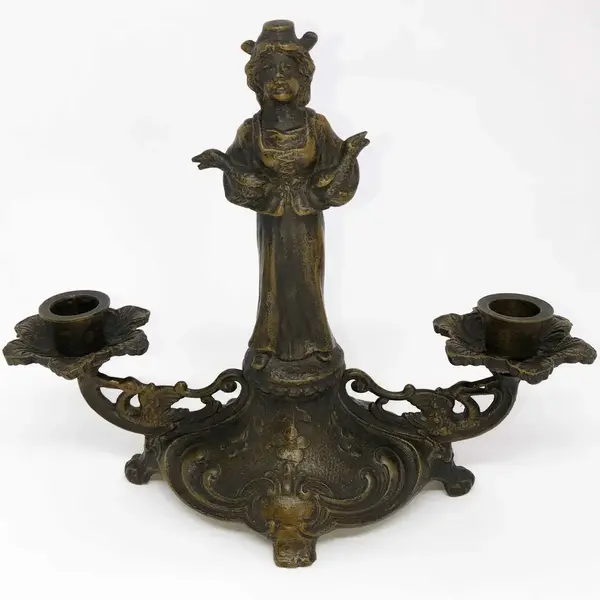 Foto de um(a) Antigo Castiçal Candelabro Art Nouveau Pétit Bronze Francês, da categoria de Castiçais. Antigo e lindo candelabro para duas velas, estilo Art Nouveau, em pétit bronze francês, representando jovem com patos.... Mostrado de uma perspectiva diferente. Vendido no marketplace Trésors.