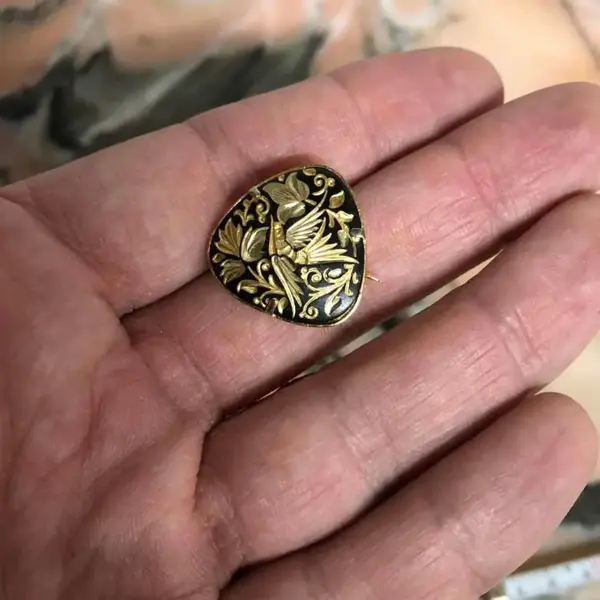 Foto de um(a) Antigo Delicado Broche Dourado Espanhol Em Ouro Toledo, da categoria de Outros colecionáveis. Década de 1970. Em ótimo estado de conservação Aproximadamente 2cm. Mostrado de uma perspectiva diferente. Vendido no marketplace Trésors.