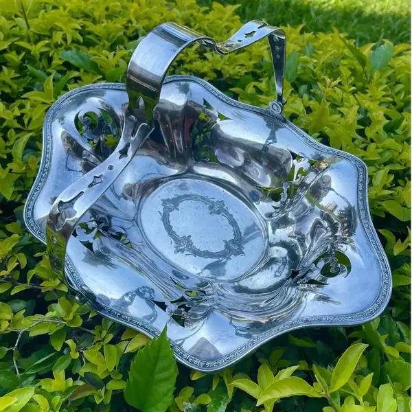 Foto de um(a) Wilcox Silver Antigo Raro Centro De Mesa Cesta Prata Inglesa, da categoria de Centro de mesa. Wilcox Silver Plate Co. Antigo centro de mesa, cesta em metal inglês espessurado a prata. Peça de ótima qualidade e toda... Mostrado de uma perspectiva diferente. Vendido no marketplace Trésors.
