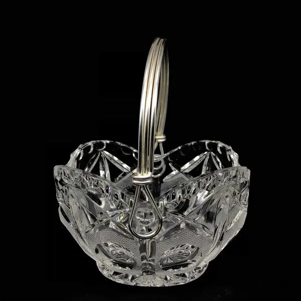 Foto de um(a) Antiga Linda Cesta Em Cristal Europeu Com Alça Em Prata, da categoria de Cestos e Caixas. Antiga e linda cesta em cristal europeu lapidado à mão, alça em metal espessurado à prata. Uma peça super decorativa e... Mostrado de uma perspectiva diferente. Vendido no marketplace Trésors.