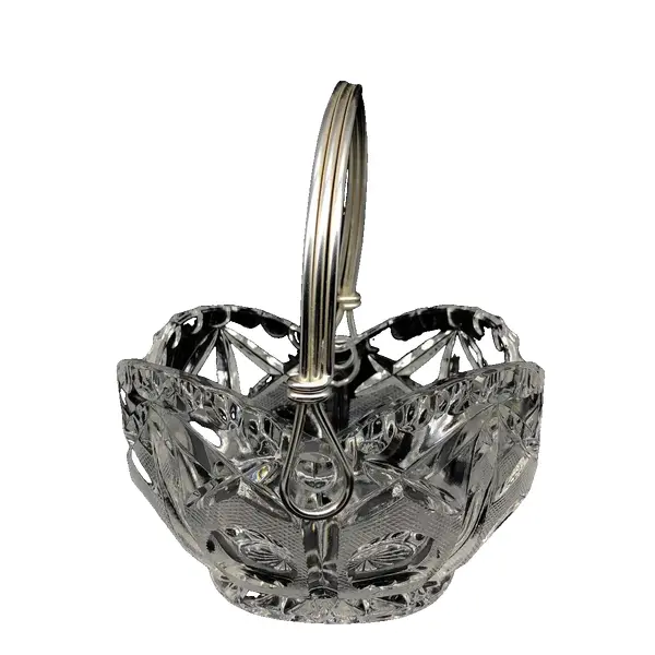 Foto de um(a) Antiga Linda Cesta Em Cristal Europeu Com Alça Em Prata, da categoria de Cestos e Caixas. Antiga e linda cesta em cristal europeu lapidado à mão, alça em metal espessurado à prata. Uma peça super decorativa e... Vendido no marketplace Trésors.